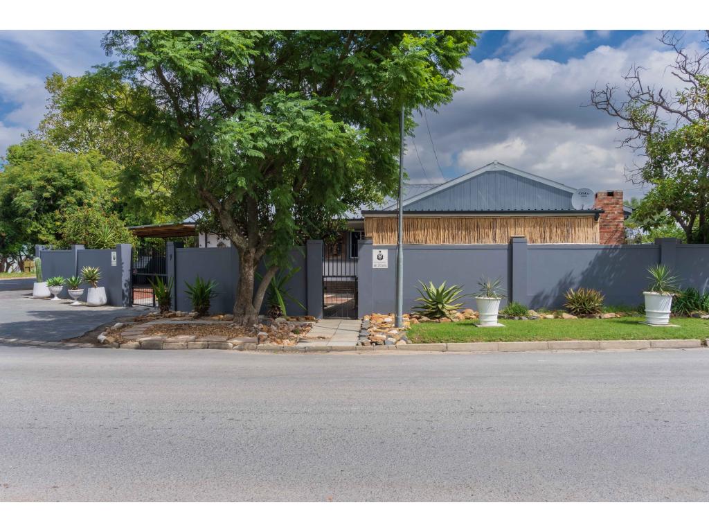 4 Bedroom House in De Zoete Inval, RL929406 Just Property